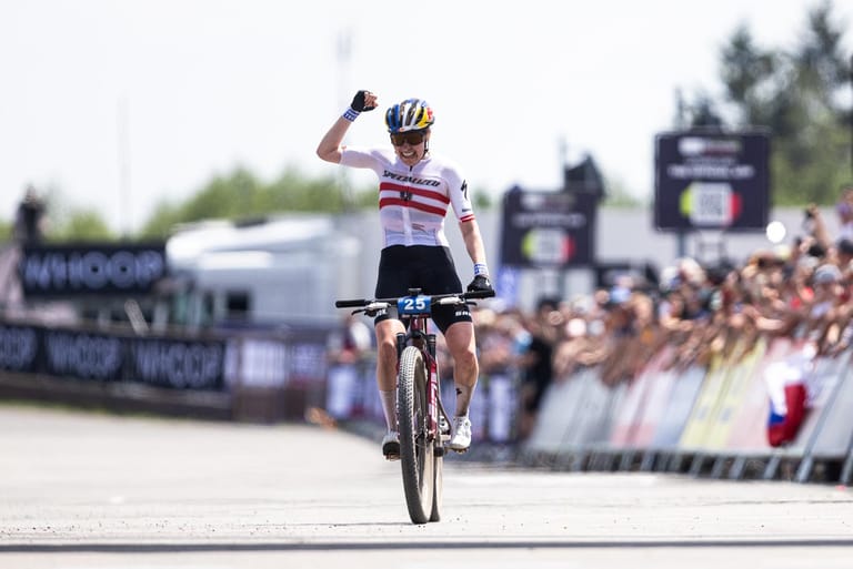 Updated XCO World Series report and gallery: Stigger rides away as Pidcock stays undefeated in Nové Město